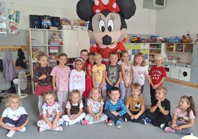Dzieci z oddziału przedszkolnego pięciolatków z Myszką Minnie