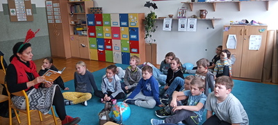 Pani bibliotekarka czytająca uczniom książkę pt. "Nela na kole podbiegunowym”