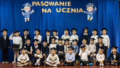 Uczniowie klas pierwszych w dniu pasowania na ucznia