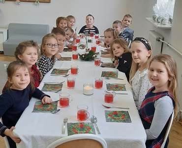 Sześciolatki przy wigilijnym stole
