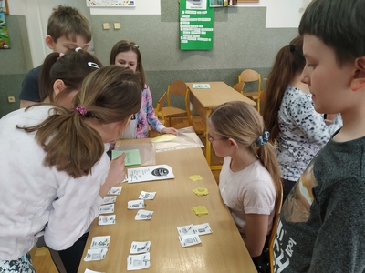 Zdjęcie dzieci podczas pracy na zajęciach