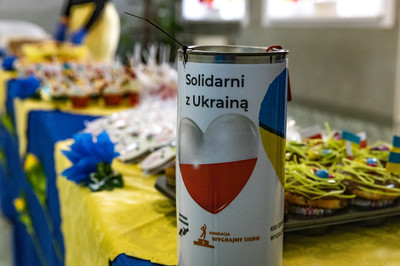 Zdjęcie puszki, do której zbierano datki na potrzeby ukraińskich uczniów naszej szkoły