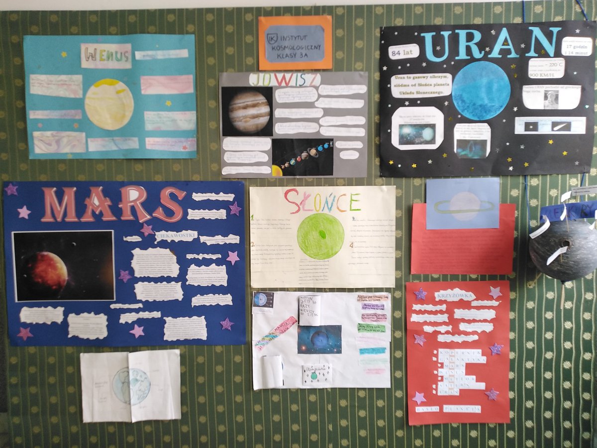 Zdjęcie modelu i plakatów planet wykonanych przez uczniów III a