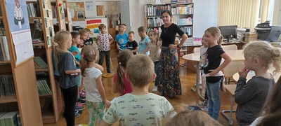 Uczniowie klasy Ia na zajęciach w bibliotece szkolnej