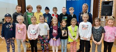 Zdjęcie grupowe klasy I a z panią policjantką