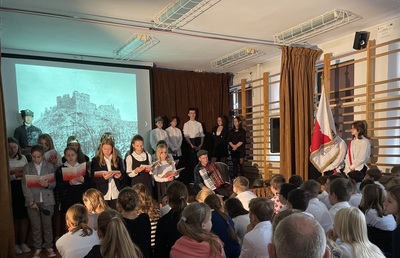 Uczniowie podczas akademii upamiętniającej patrona szkoły