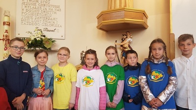 Uczestnicy koła misyjnego w kościele w Koźmicach Wielkich