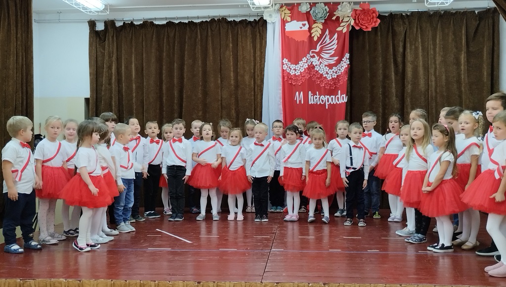 Występ dzieci z oddziału 5- i 6-latków z okazji Święta Niepodległości