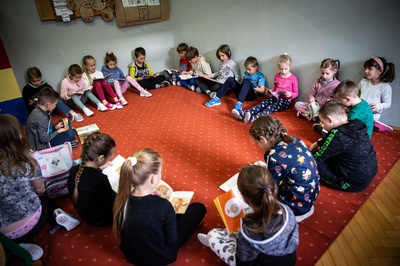 Uczniowie z klasy I a biorący udział w akcji "Przerwa na czytanie"