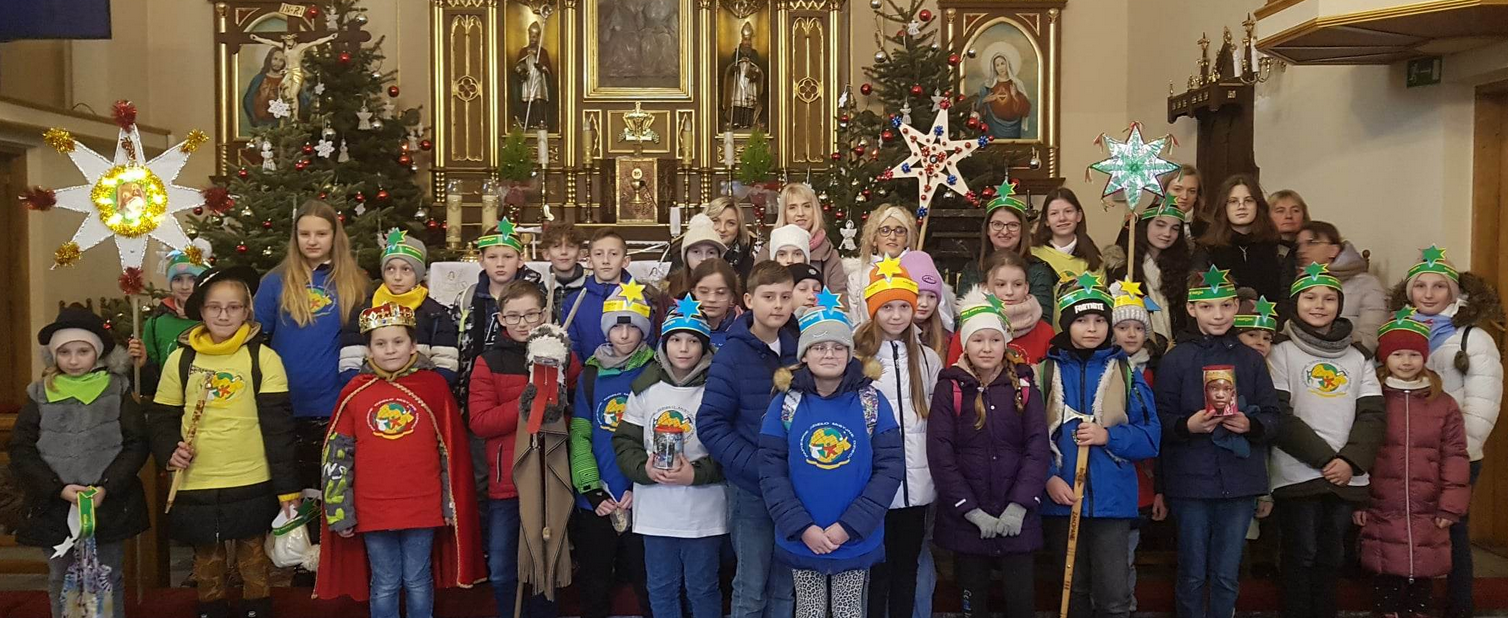 Zdjęcie kolędników misyjnych i ich opiekunów w kościele w Koźmicach Wielkich