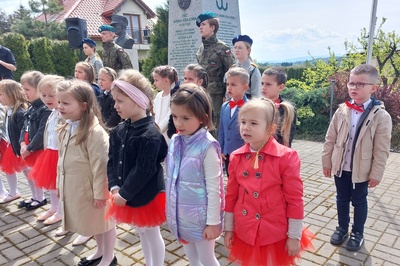 Dzieci z oddziałów przedszkolnych pod pomnikiem żołnierzy Armii Krajowej z placówki "Sosna-Las"