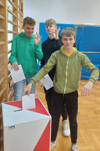 Wojtek, Dawid i Dawid głosują