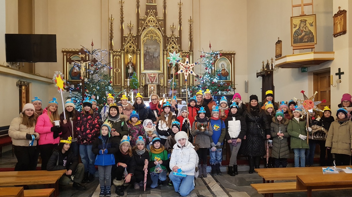 Kolędnicy misyjni wraz z opiekunami