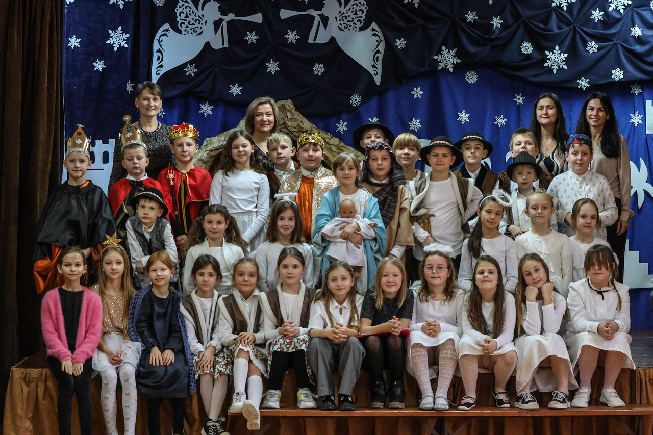 Zdjęcie grupowe klas trzecich z wychowawczyniami, Panią katechetką oraz Panią wicedyrektor