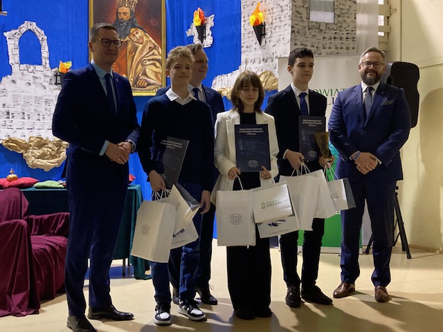 Laureaci Powiatowego Konkursu Ortograficznego wraz z wicestarostą powiatu wielickiego panem Henrykiem Gaworem, sekretarzem starostwa panem Rafałem Ślęczką oraz dyrektorem SP nr 1