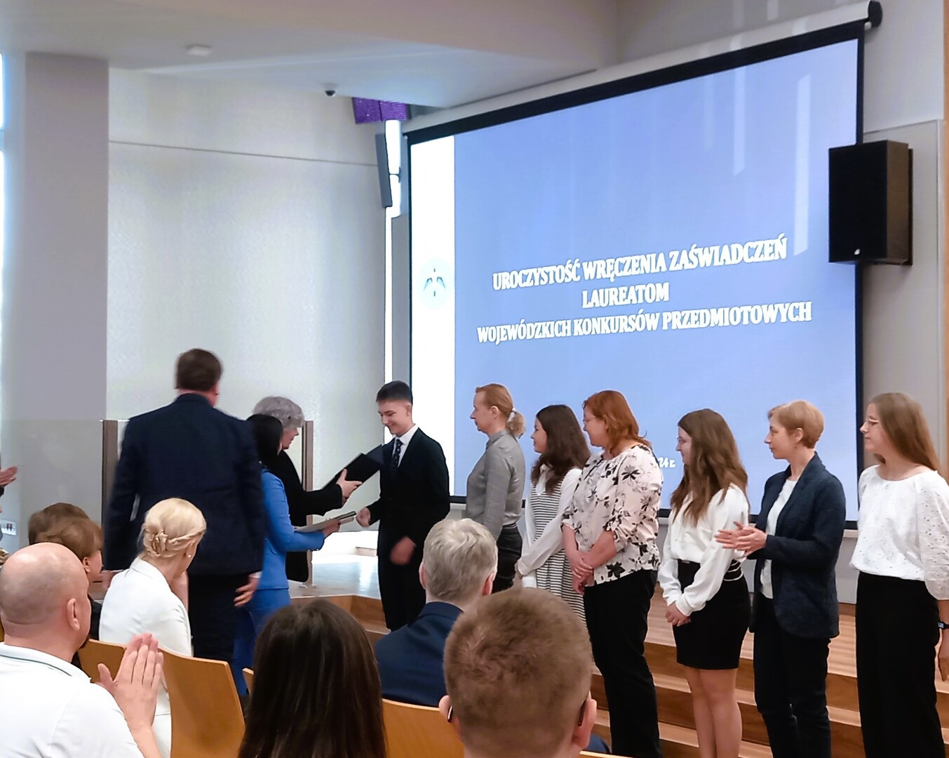 Pani Gabriela Olszowska wręcza zaświadczenia laureatom.
