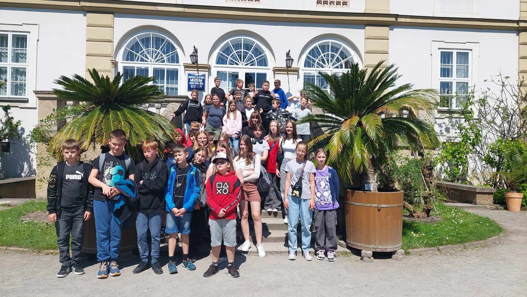Uczniowie klas piątych oraz klasy ósmej w Ogrodzie Botanicznym Uniwersytetu Jagiellońskiego