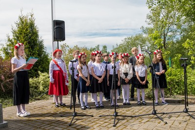 Zdjęcie uczniów biorących udział w przedstawieniu pod pomnikiem Armii Krajowej 2 maja