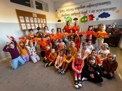 Pomarańczowa Wstążka - uczniowie klas pierwszych z pracownikami MGOPS w Wieliczce