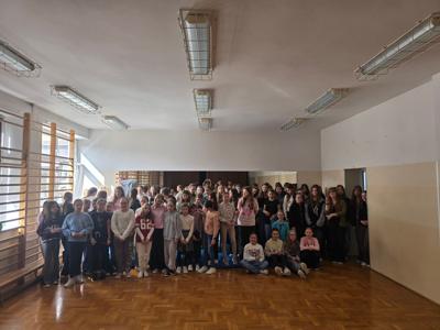 Wspólne zdjęcie wszystkich dziewczyn ze szkoły z klas 4-8