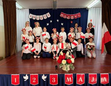 Zdjęcie grupowe uczniów z klas 1-3, którzy występowali podczas akademii szkolnej