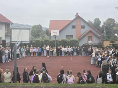 Próbna ewakuacja - uczniowie i pracownicy szkoły