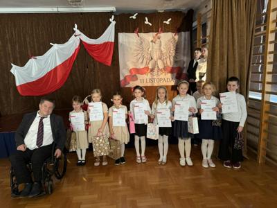 Laureaci konkursu &quot;Polska pieśnią malowana&quot; w kategorii klas 1-3 z Dyrektorem szkoły