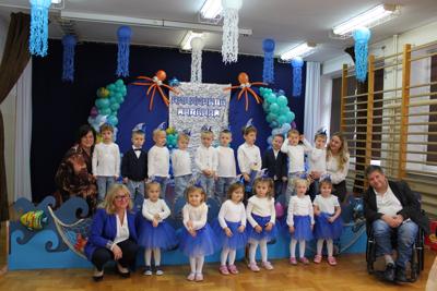 Grupa "Rybki" z Panią Anetą, Panią Agnieszką, Panią Martą i Dyrektorem szkoły