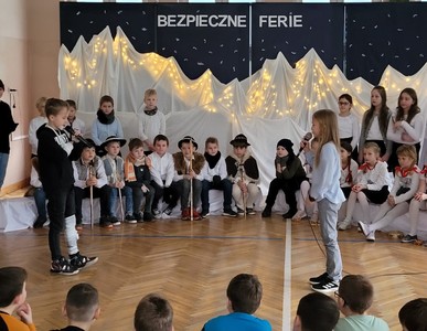 uczniowie prezentują scenkę o bezpiecznych feriach