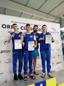 zwycięzcy zawodów na z dyplomami i medalami