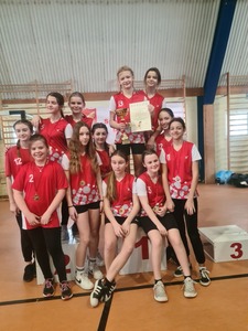 drużyna dziewcząt z dyplomem