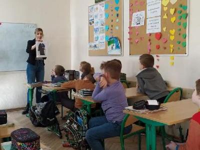 uczniowie słuchają wykładu