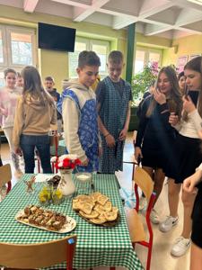 Dziewczęta korzystają z poczęstunku.