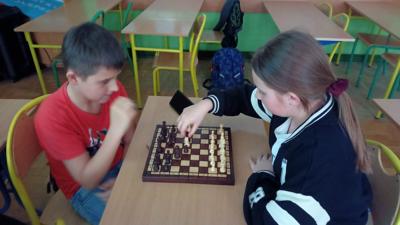 Uczennica gra z kolegą