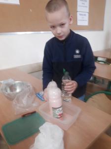 Chłopiec eksperymentuje z octem i sodą