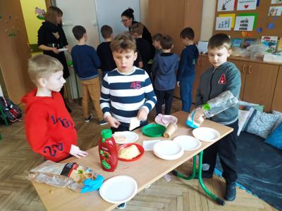 chłopcy przygotowują poczęstunek