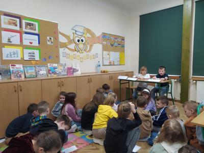 dzieci prezentują swoje umiejętności