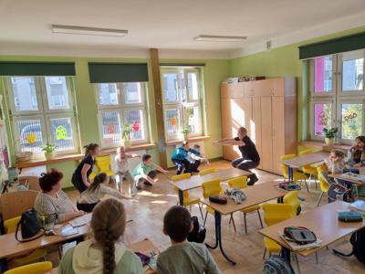 uczniowie klasy 1a w pracowni