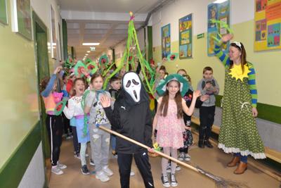 uczniowie podczas przemarszu