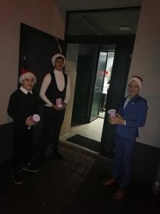 uczniowie zachęcają do wrzucania pieniędzy