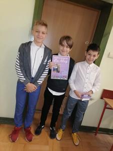 uczniowie pracujący w kole wolontariatu