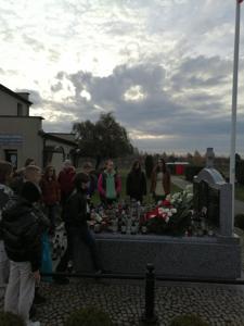 uczniowie przy Grobie Nieznanego Żołnierza