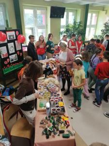 Kiermasz charytatywny przygotowany przez Szkolne Koło Wolontariatu 2