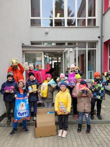 Mali wolontariusze z klasy 2a o ogromnych sercach