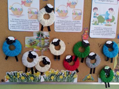 A oto nasze owieczki, które udekorowały gazetkę.