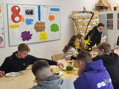 Dzielenie się potrawami wielkanocnymi