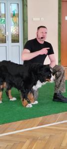 prowadzący prezentuje reakcje psa