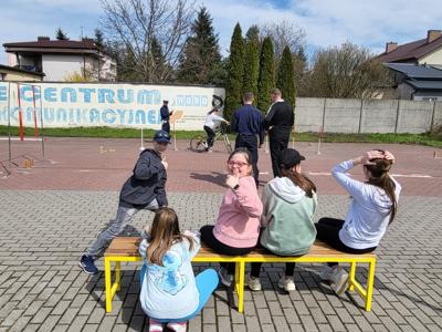 Kibicowanie kolegom i koleżankom przez młodszą drużynę