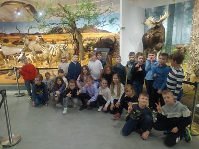 Uczniowie klasy IIc w muzeum przyrodniczym. 
