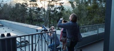 osoba obserwująca niebo